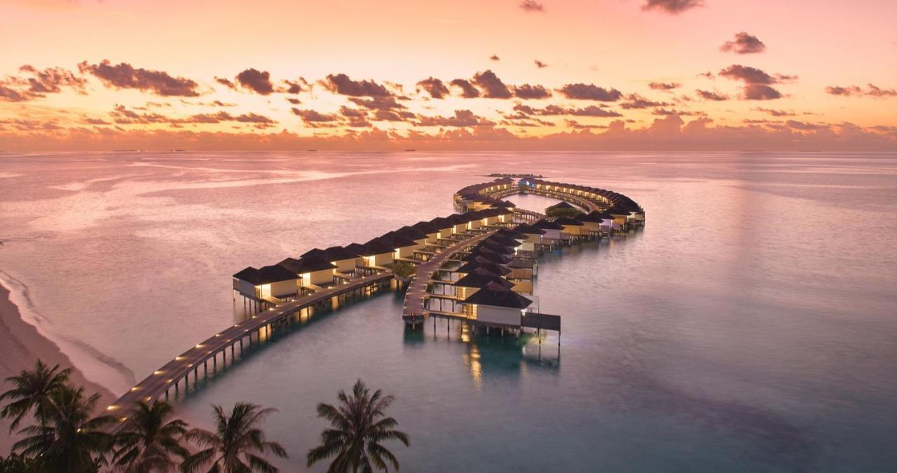 Kandima Maldives Kudahuvadhoo ภายนอก รูปภาพ The resort at sunset