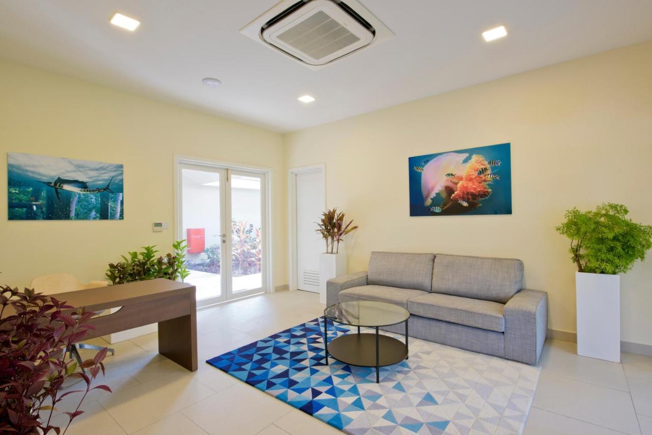 Kandima Maldives Kudahuvadhoo ภายนอก รูปภาพ A living room with a carpet