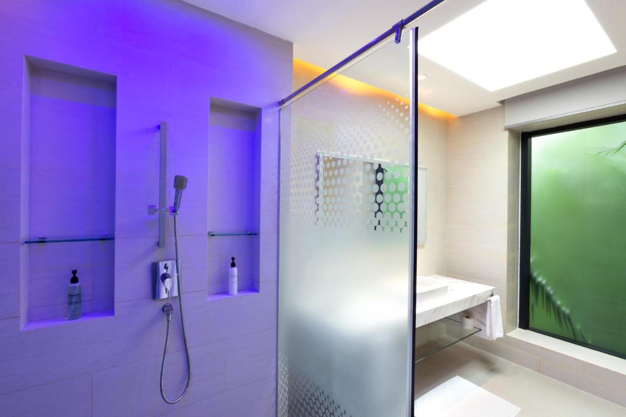Kandima Maldives Kudahuvadhoo ภายนอก รูปภาพ A shower with a sliding door