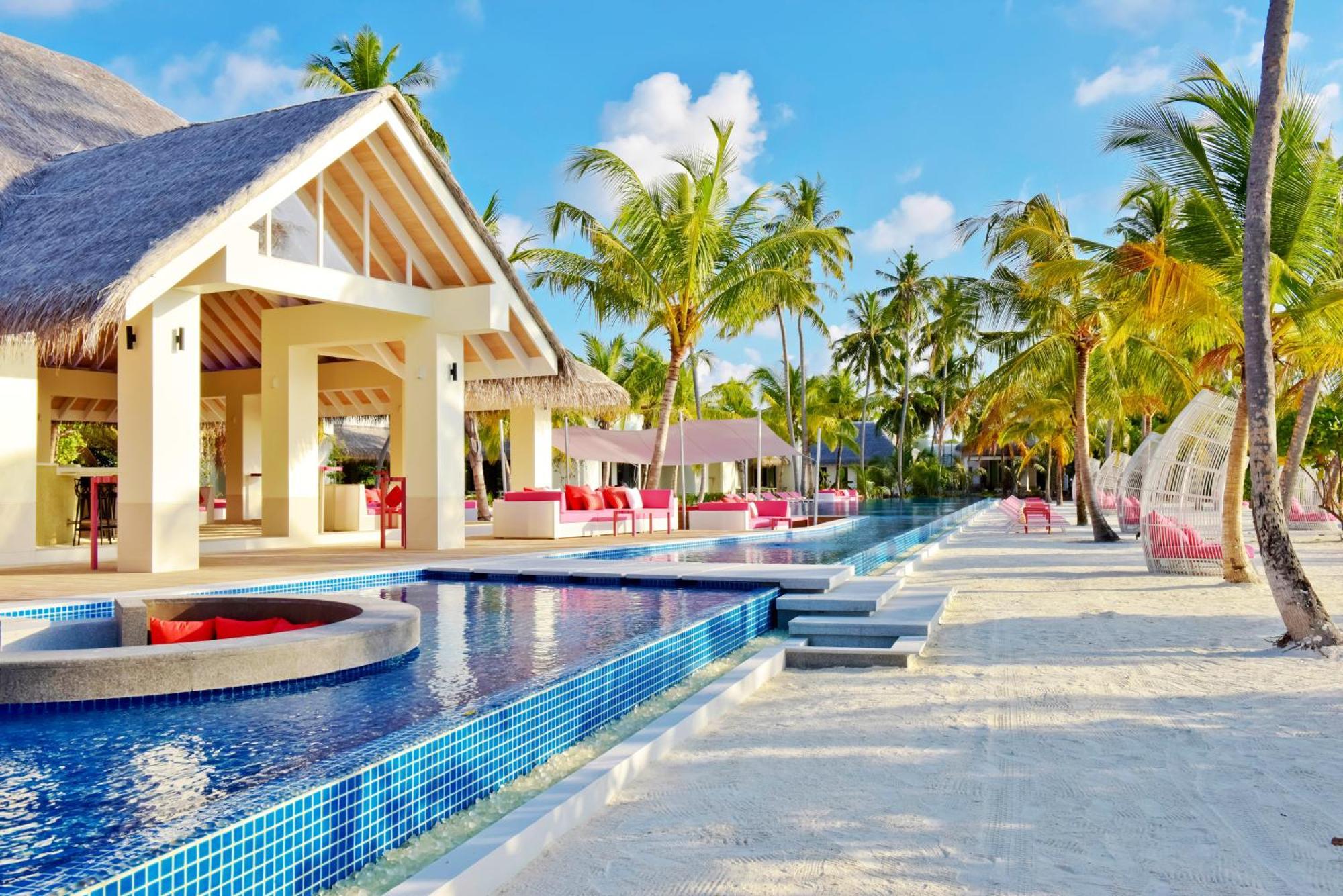 Kandima Maldives Kudahuvadhoo ภายนอก รูปภาพ The resort's main pool