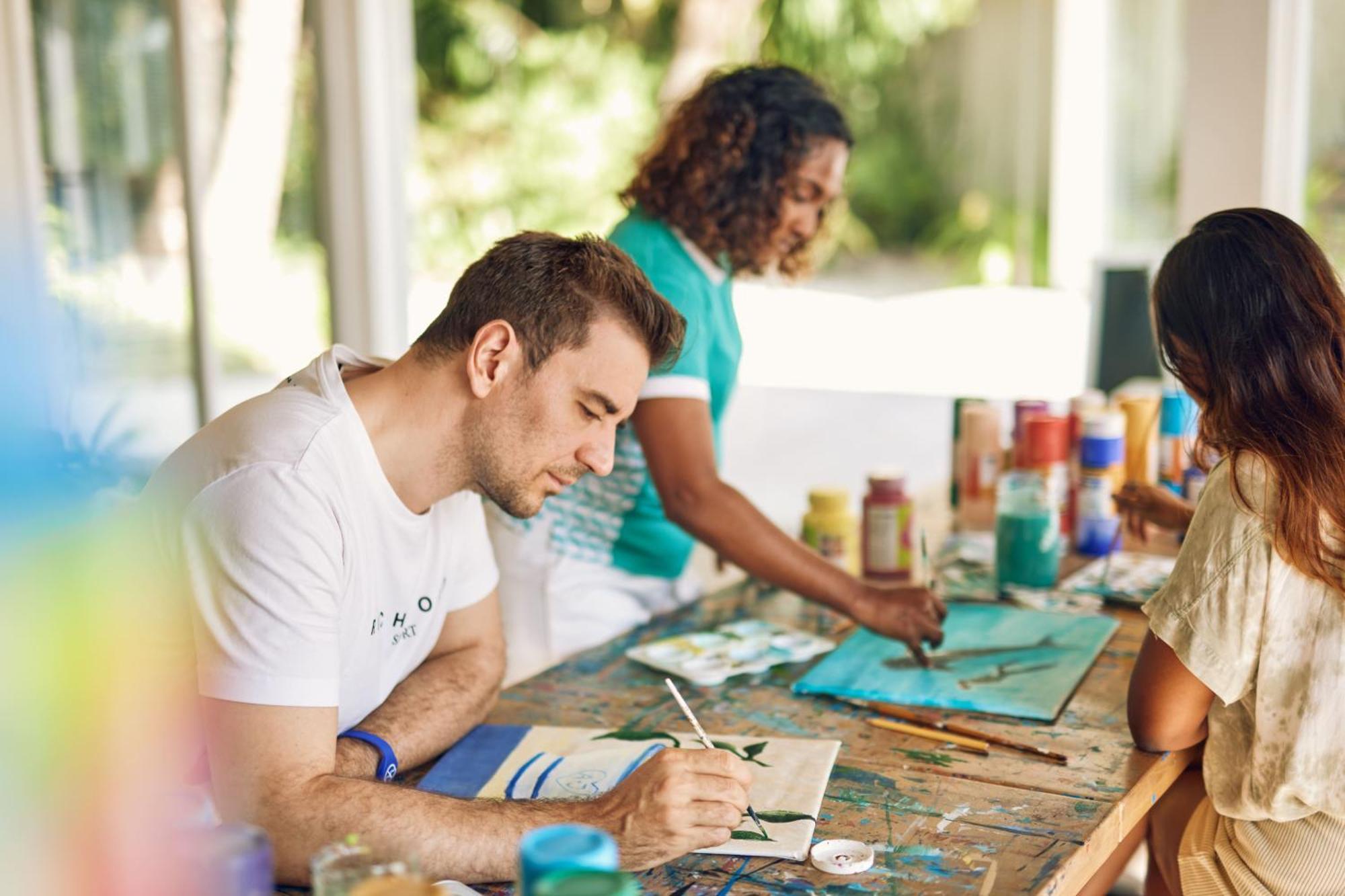 Kandima Maldives Kudahuvadhoo ภายนอก รูปภาพ Students working on a project at the University of Roehampton